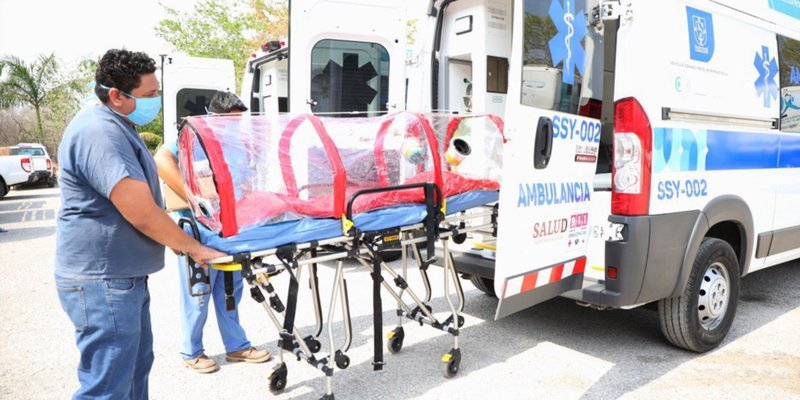 Cesan a paramédicos por bailar mientras atendían mujer que murió de COVID-19 en Yucatán