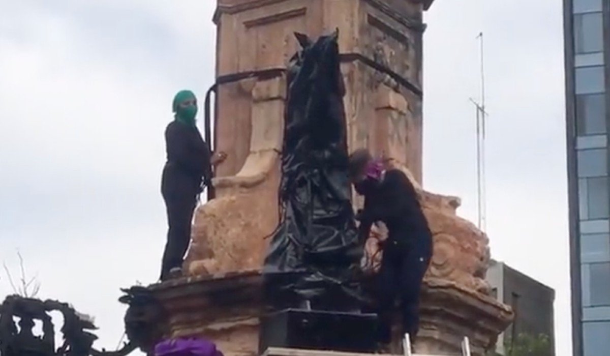 Activistas instalan antimonumento en Glorieta de Colón; lo denominan de las Mujeres que Luchan