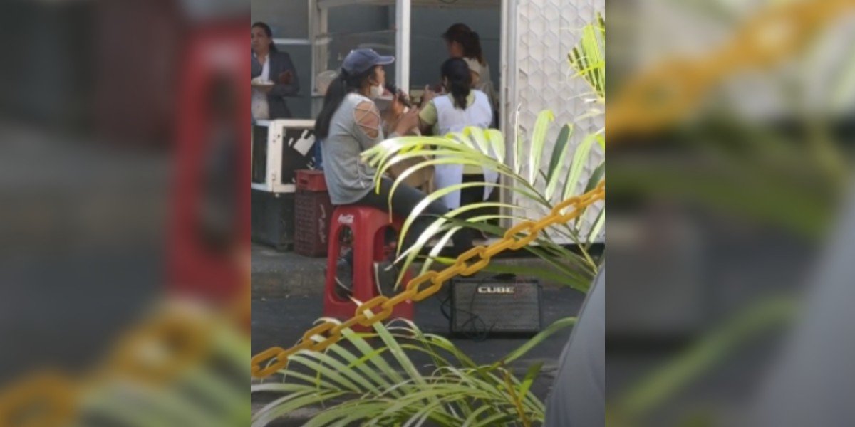 Cantante interpreta 'La Llorona' junto a puesto de tacos y se viraliza en TikTok. VIDEO
