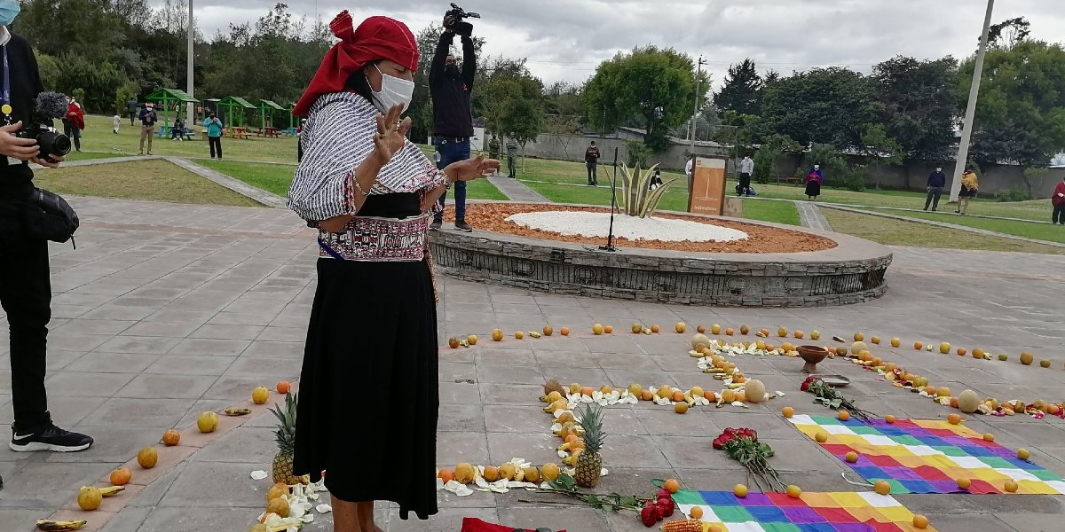 Ecuador honra el equinoccio de otoño con fiesta de la luna en un cerro de Quito