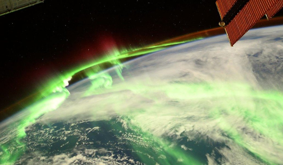 Tierra brilla en un verde místico en imagen del amanecer tomada desde Estación Espacial Internacional