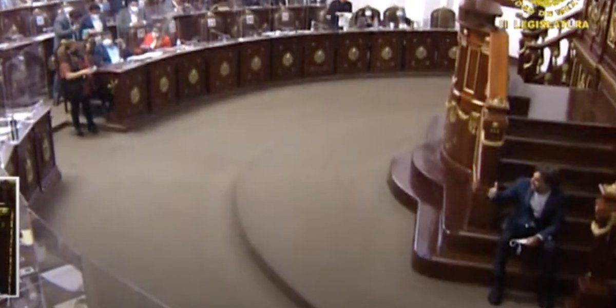 Diputado del PVEM cae tras dar mal paso en tribuna del Congreso de CDMX