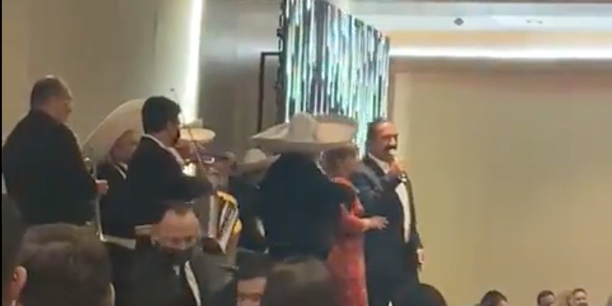 Señalan en redes que secretario de Salud de Nuevo León cantó en evento sin cubrebocas