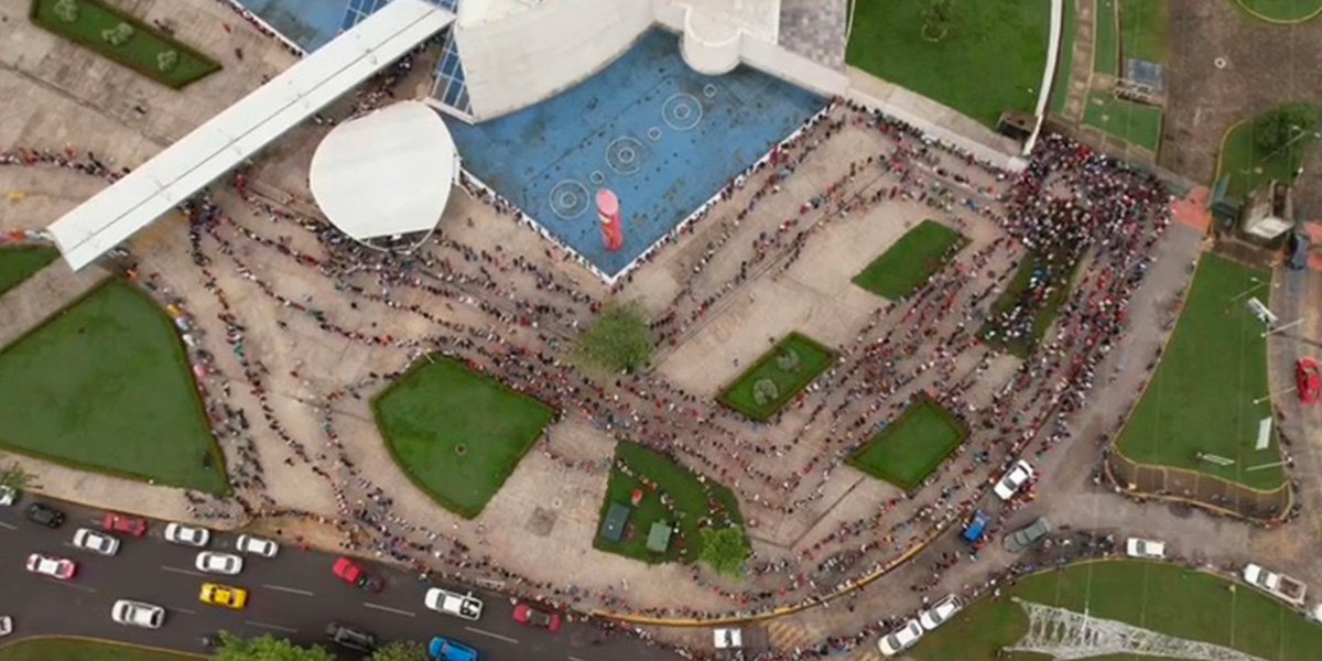 Rezagados causan colapso en sedes de vacunación COVID en Villahermosa, Tabasco