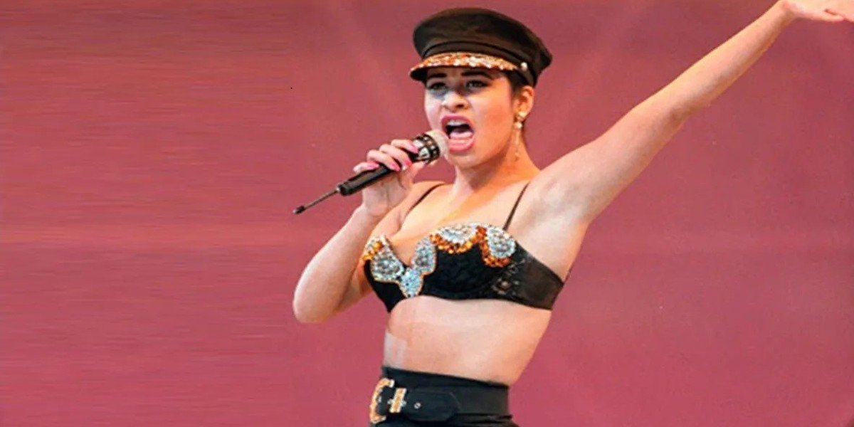 Resurge en redes video de 'fantasma' en el funeral de Selena; usuarios aseguran que era ella