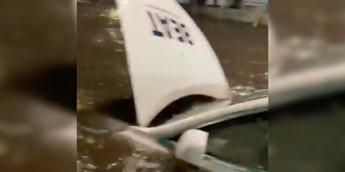 Se hunde Tesla de casi un millón de pesos en charco de lluvia en Tlalpan, CDMX