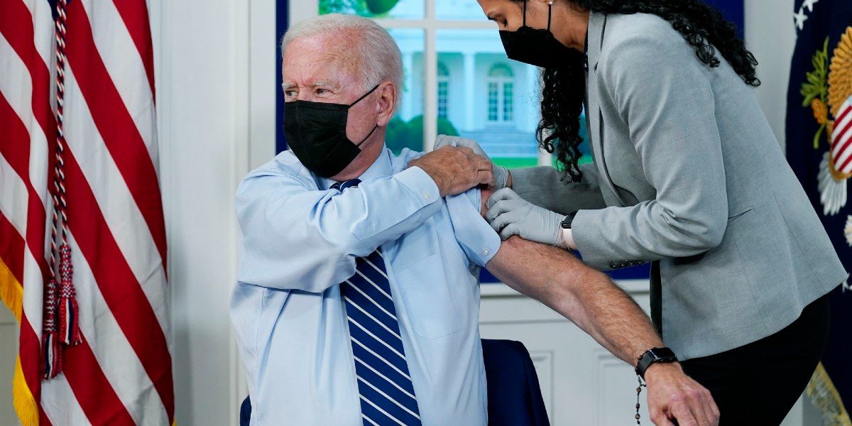 Biden recibe tercera vacuna contra COVID-19 de Pfizer tras autorización de la FDA