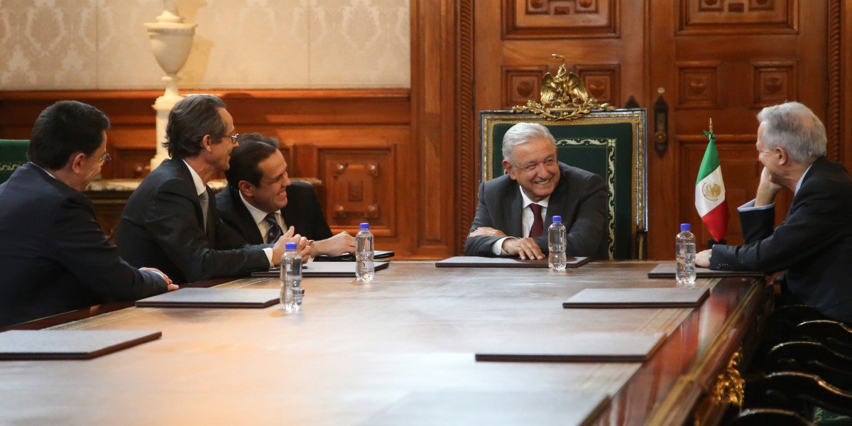 AMLO se reúne con directivos de empresa francesa aeroespacial en Palacio Nacional
