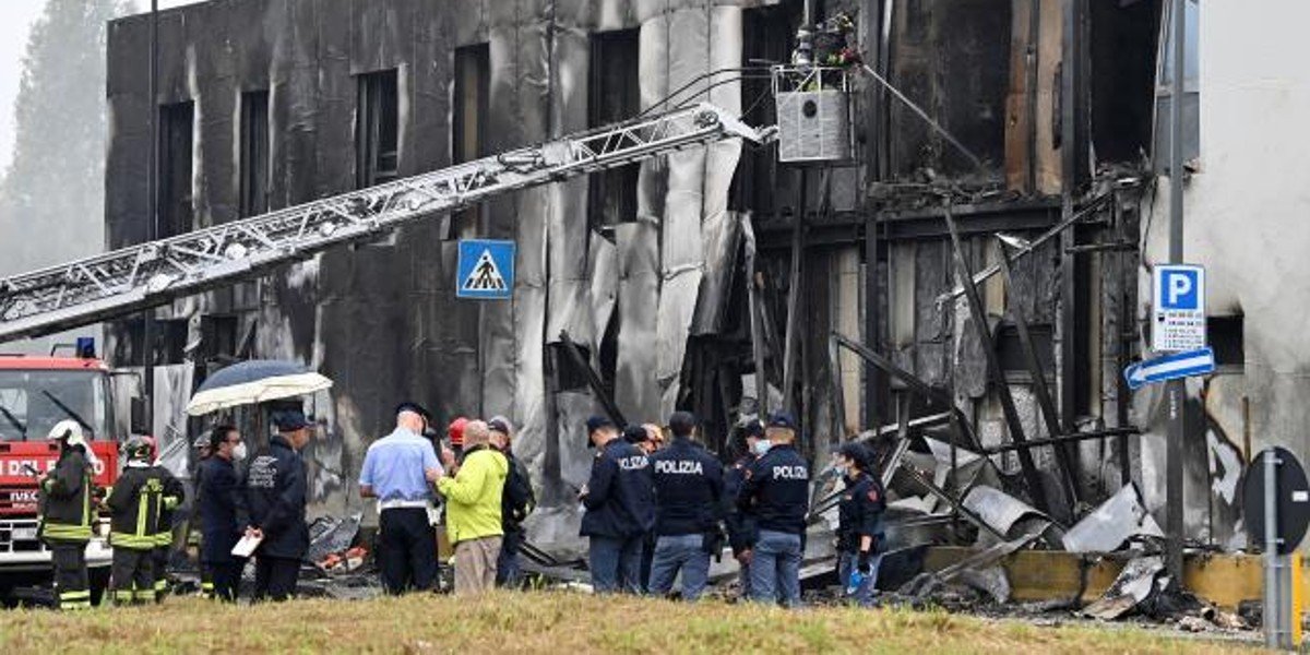 Avioneta se estrella en Milán e incendia edificio, reportan ocho muertos