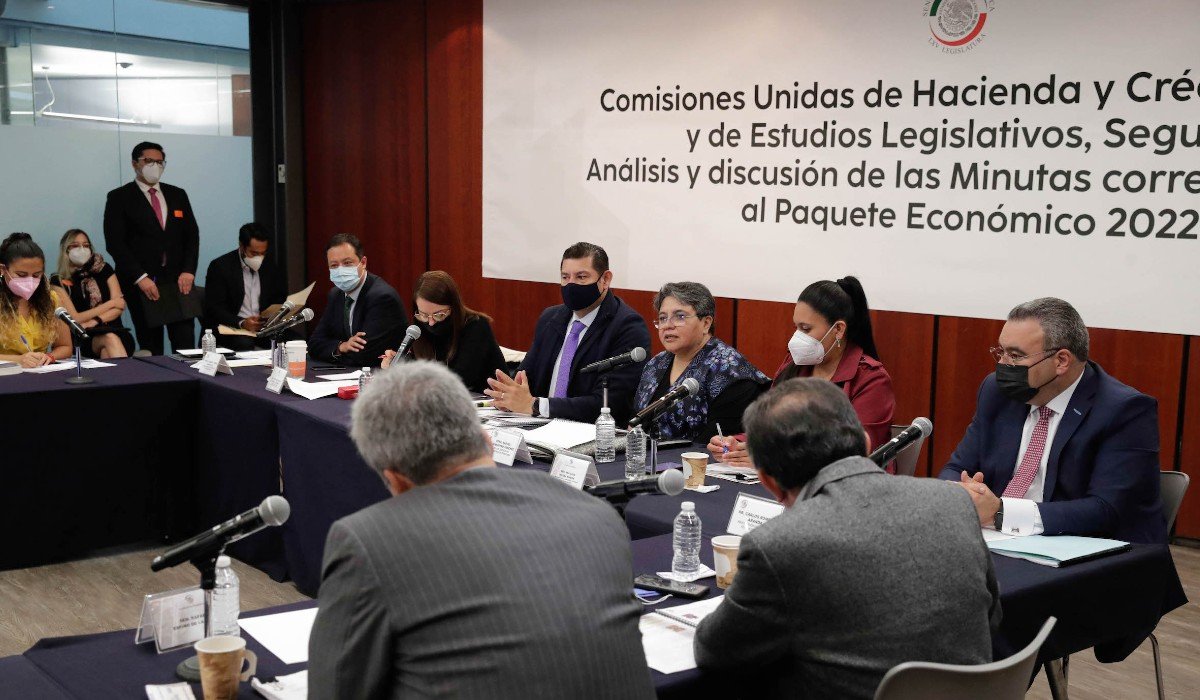Raquel Buenrostro explica a senadores las intenciones para que mayores de 18 años se inscriban al RFC