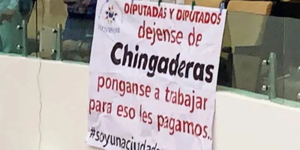 Cuelgan manta en Congreso de Tamaulipas: ‘Déjense de Chingaderas’