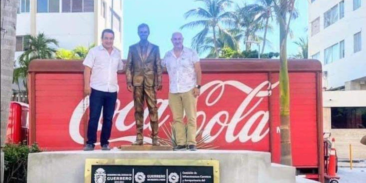 Colocan estatua de Eugenio Derbez en Acapulco y ciudadanos la rechazan