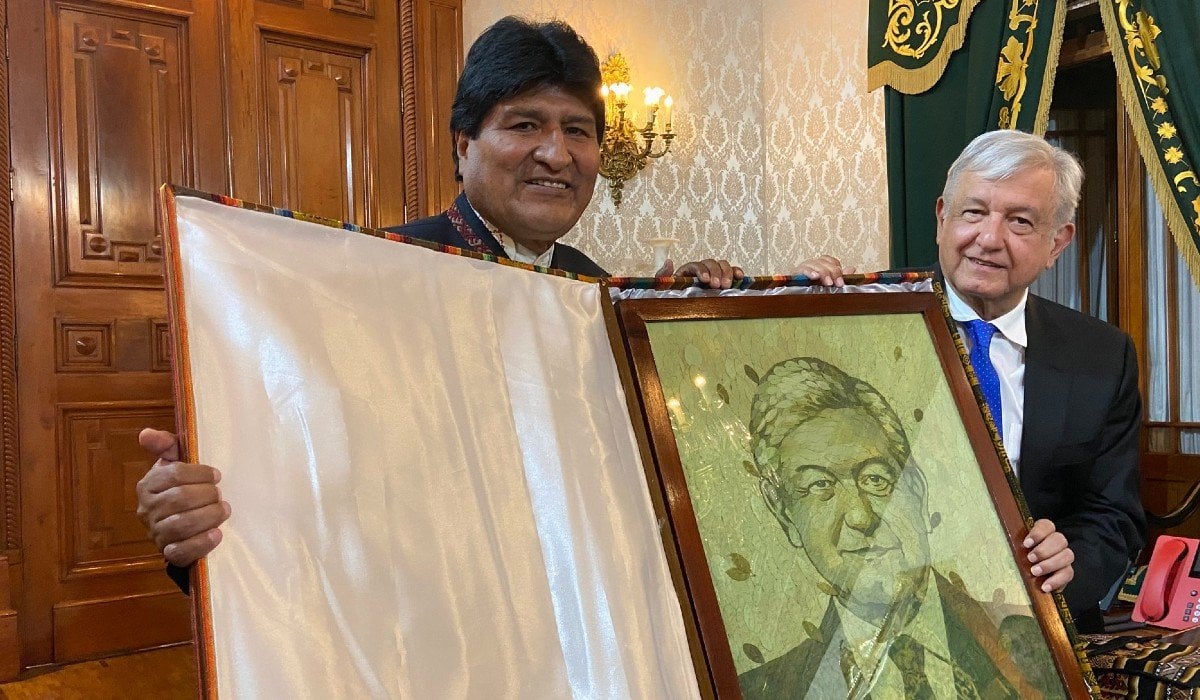 Evo Morales regala a AMLO cuadro de su rostro hecho con cientos de hojas de coca