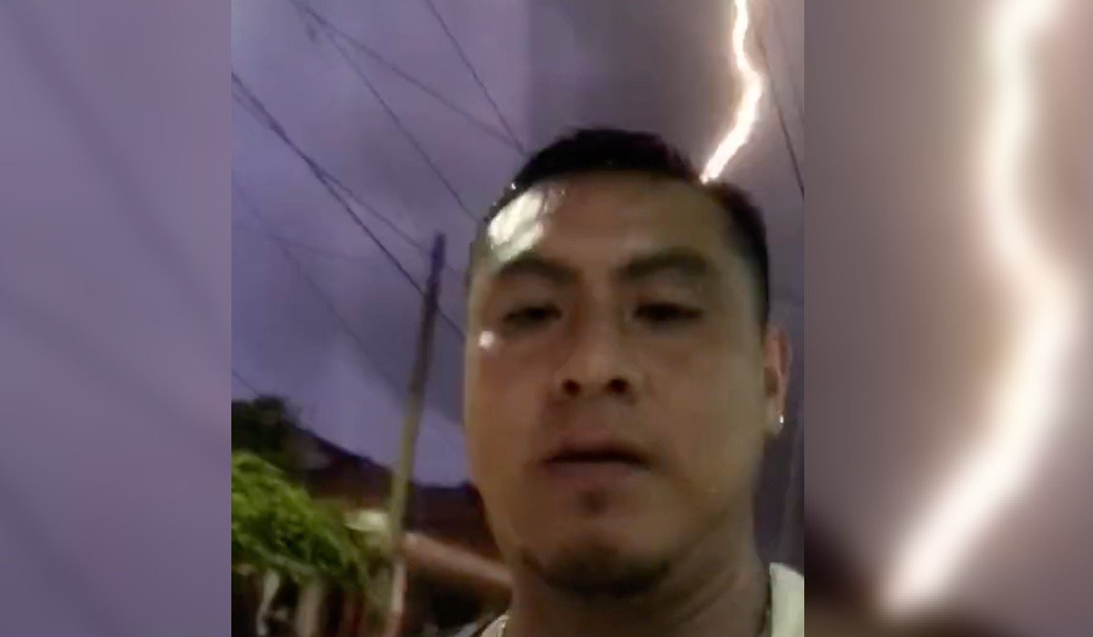 Hombre capta momento en el que casi le cae un rayo en Quintana Roo