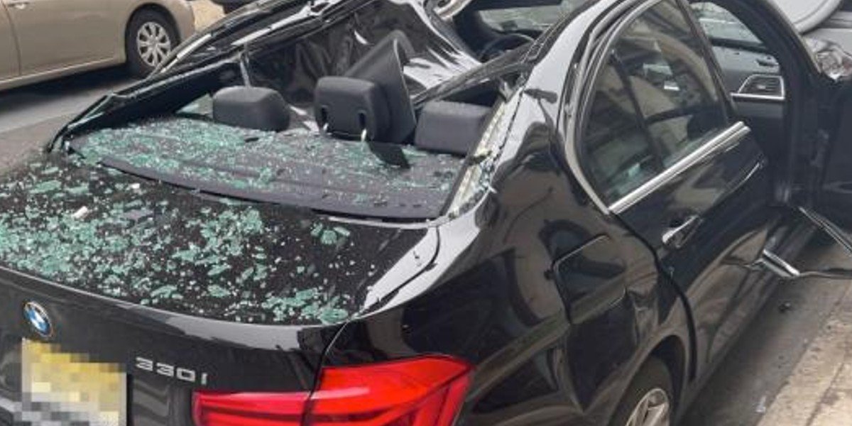 Hombre cae desde noveno piso, impacta con un automóvil y sobrevive