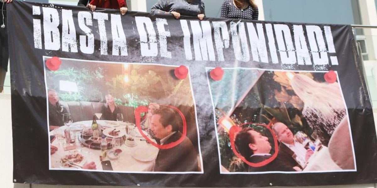Senadoras del PAN colocan manta con foto de Emilio Lozoya cenando en el Hunan: basta de impunidad