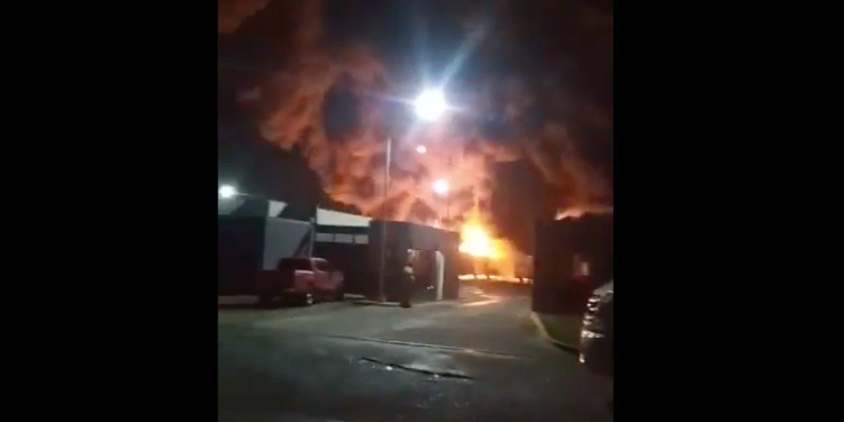 Incendio consume 18 autobuses del transporte urbano en Ciudad Valles, SLP