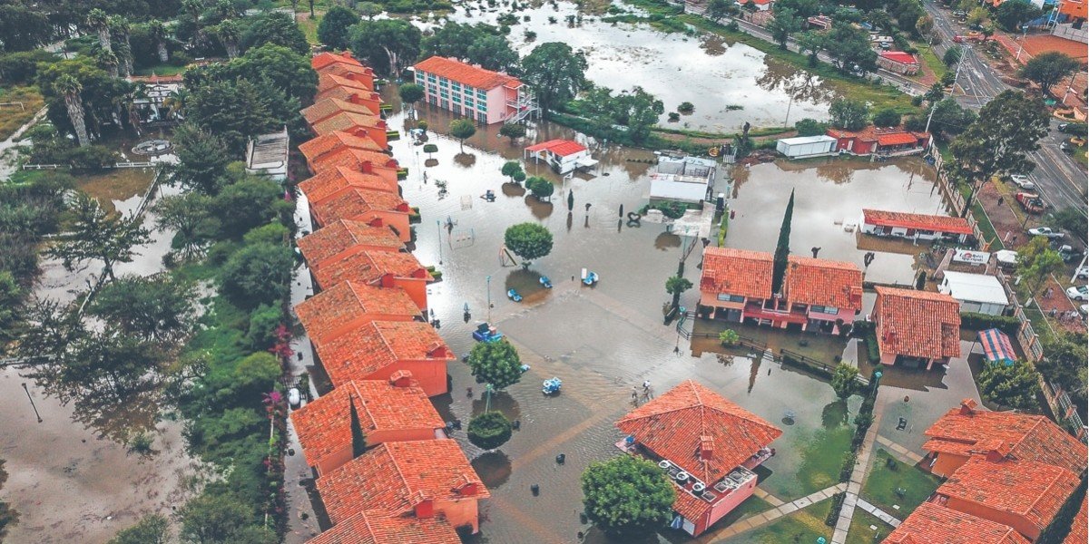 Por fuertes lluvias, presa de Tequisquiapan se desborda e inunda zona hotelera