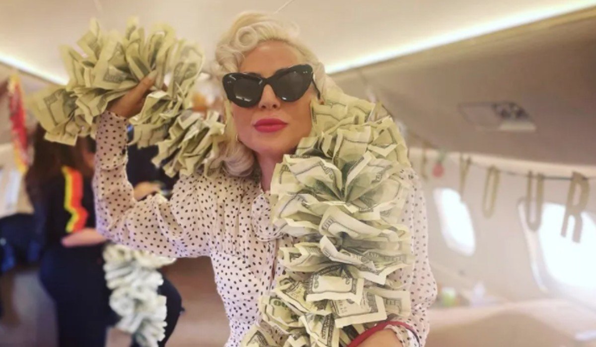 Lady Gaga posa al estilo Hollywood en vuelo rumbo a Las Vegas; prepara una serie de conciertos