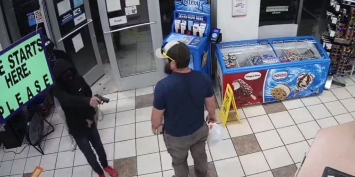Marine desarma en segundos a hombre que intentaba asaltar en gasolinería
