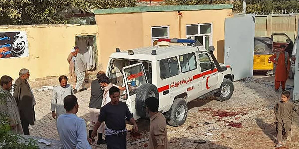 Se registra explosión en mezquita de Afganistán; suman al menos 100 heridos y 50 muertos