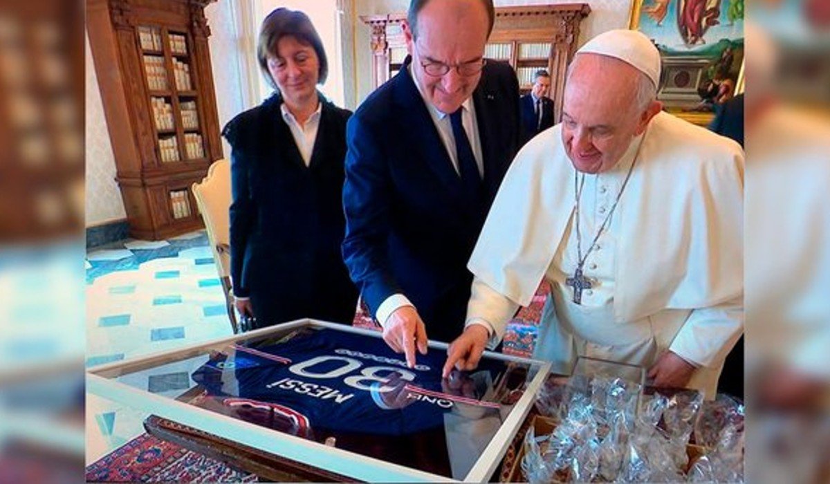 Primer Ministro de Francia regala a papa Francisco camiseta del PSG firmada Lionel Messi