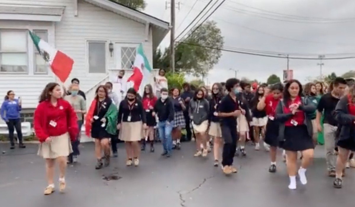 Denuncian racismo contra estudiantes mexicanos que bailaban ‘Payaso de Rodeo’ en EUA; escuela abre investigación