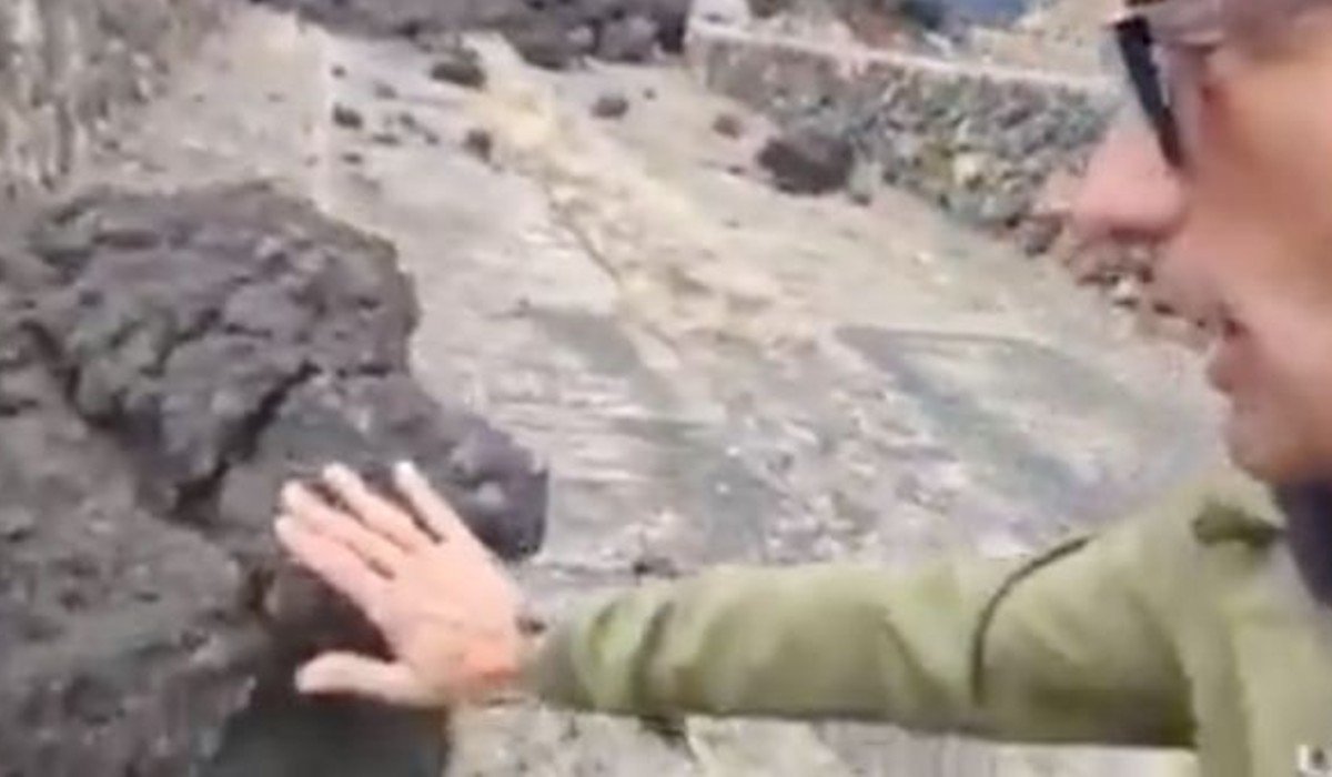 Reportero toca lava del volcán de La Palma y se quema la mano (VIDEO)
