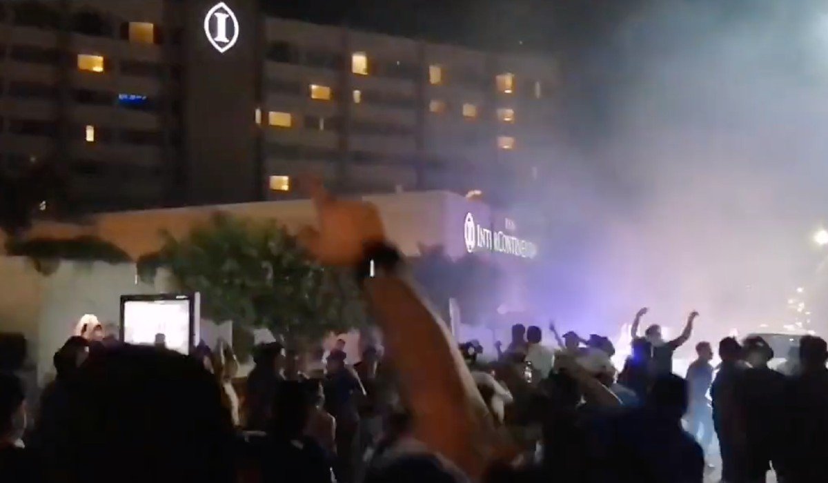 Llevan serenata a la Selección Mexicana aficionados en El Salvador