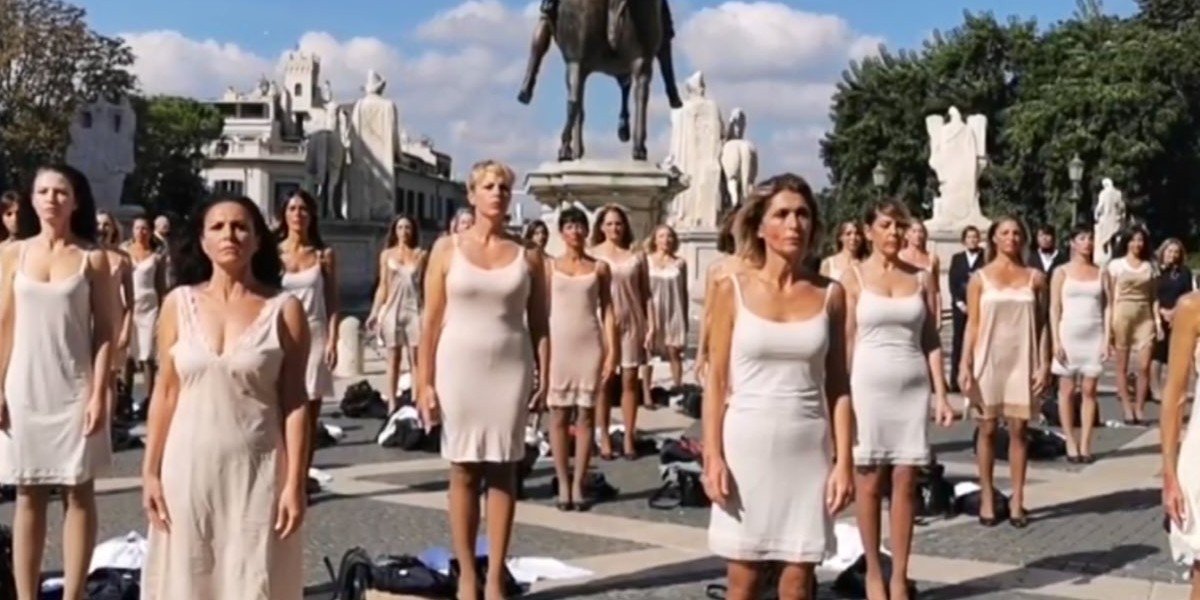 Sobrecargos de aerolínea en Italia protestan en ropa interior en plaza de Roma