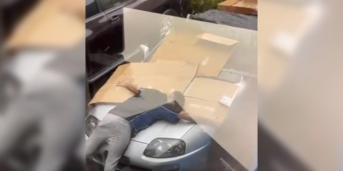 Joven protege auto con su cuerpo durante granizada y video se hace viral