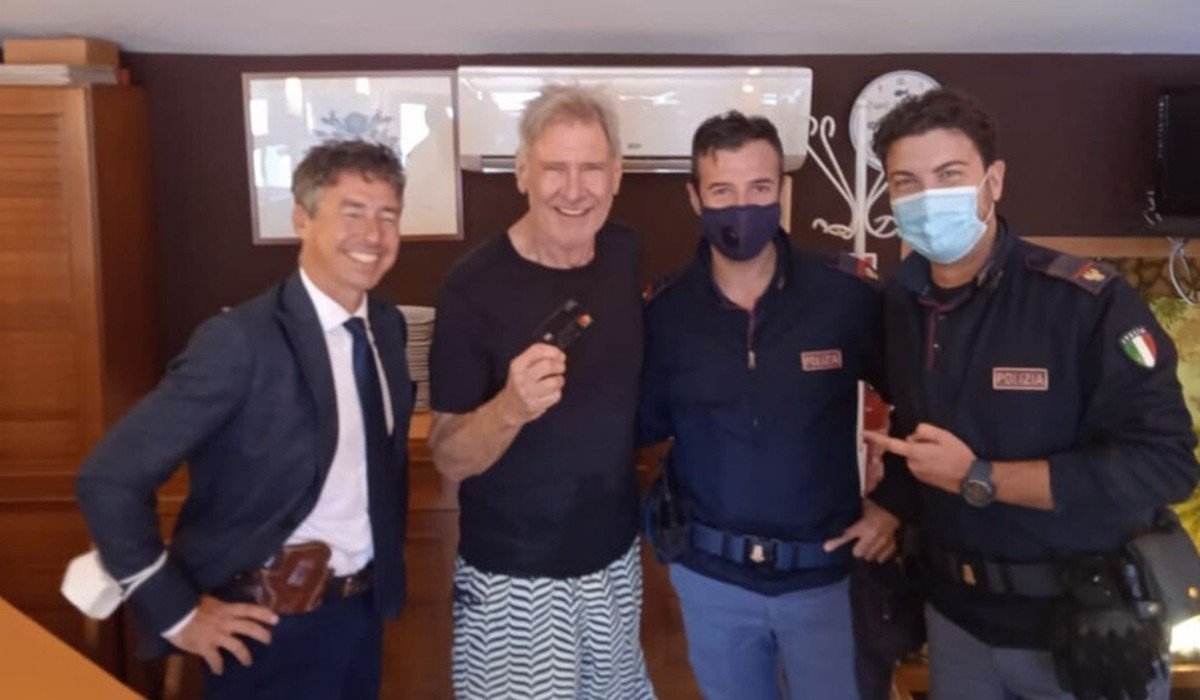 Turista devuelve tarjeta de crédito a Harrison Ford que perdió en Italia