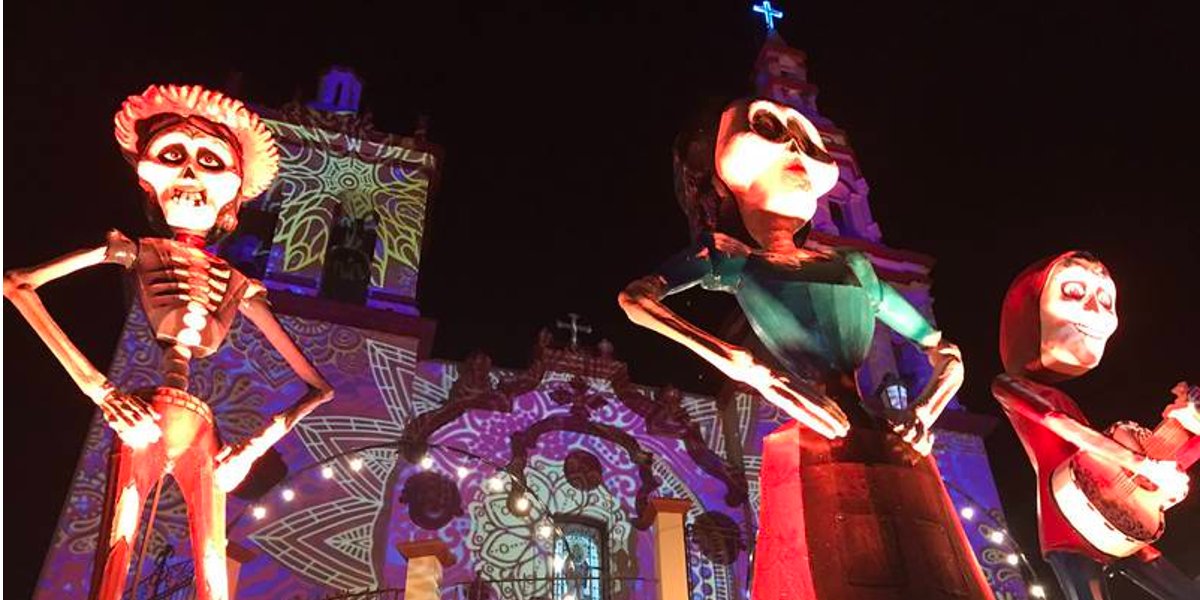 Instalan altar con personajes de 'Coco' gigantes en Santiago, Nuevo León