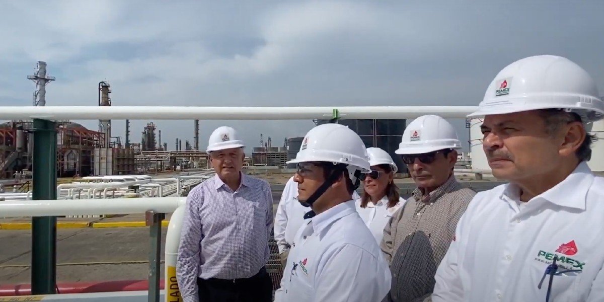 AMLO supervisa rehabilitación de refinería Salina Cruz; reconoce a trabajadores por apoyar en el ‘rescate’ de Pemex