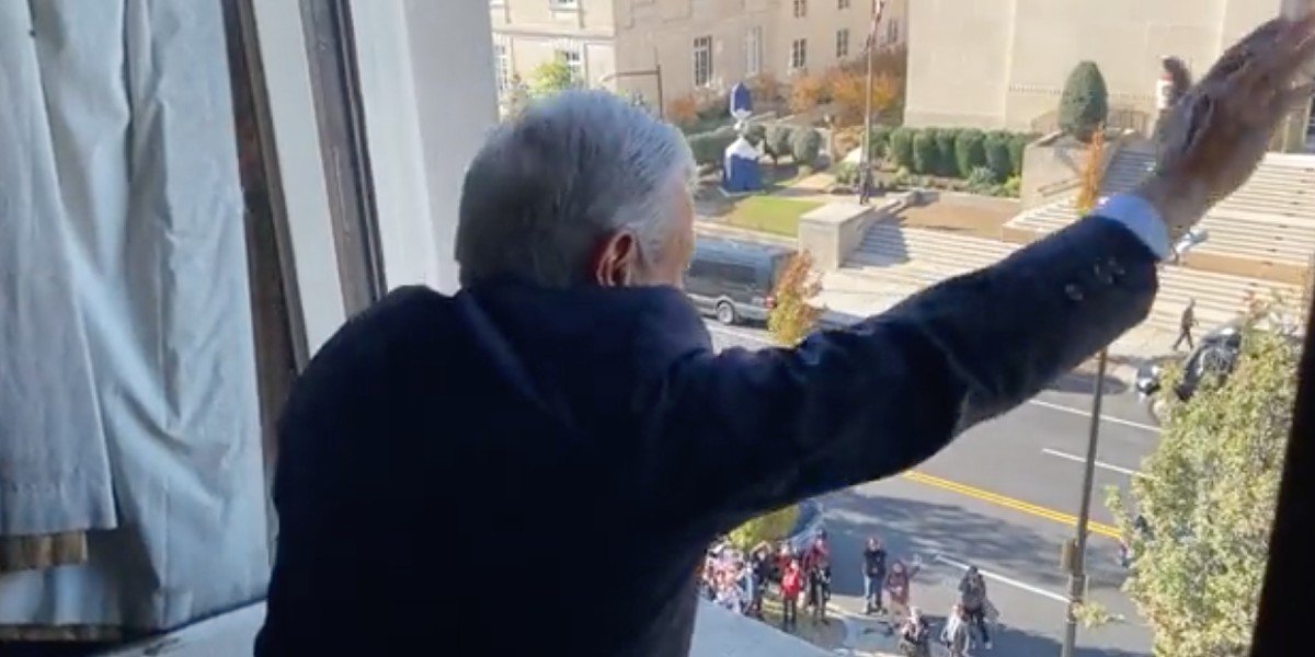 AMLO saluda desde balcón a migrantes mexicanos que lo recibieron con mariachis en Washington