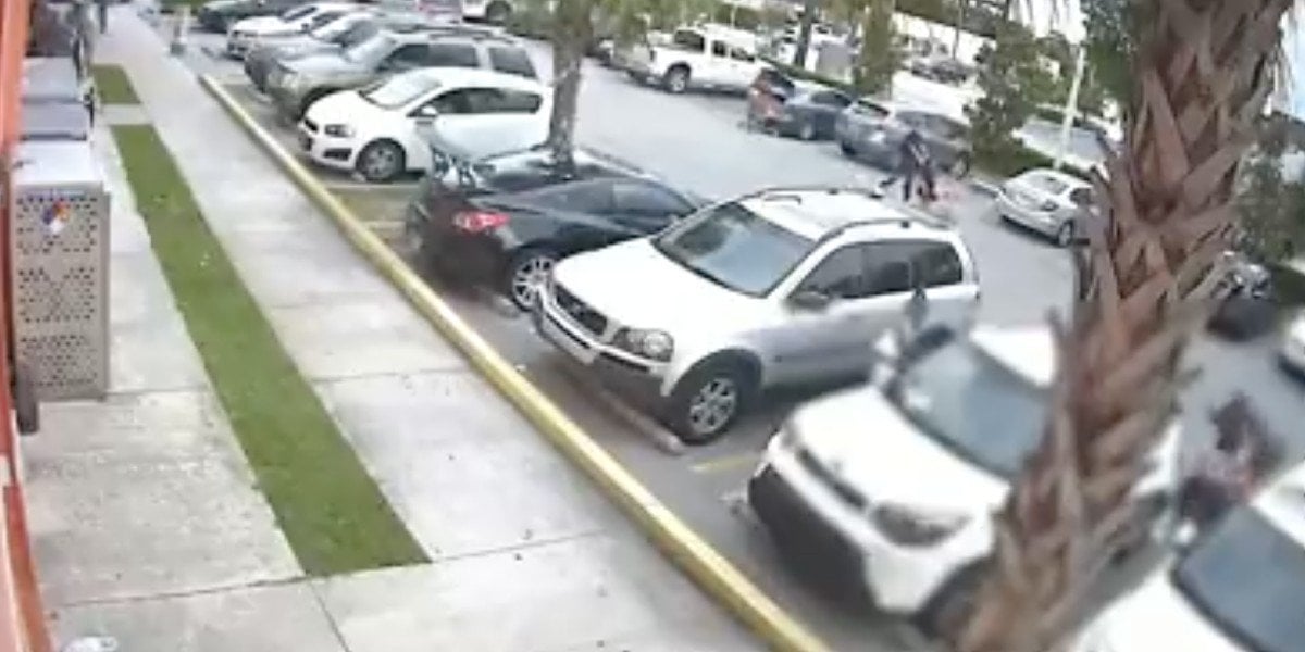 Niña de 9 años defiende a su madre de asalto; video se hace viral