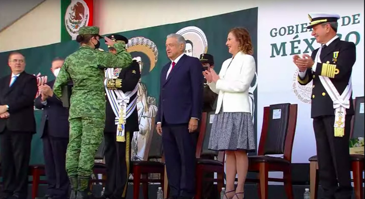 AMLO entrega condecoraciones a deportistas militares que participaron en Juegos Olímpicos de Tokio