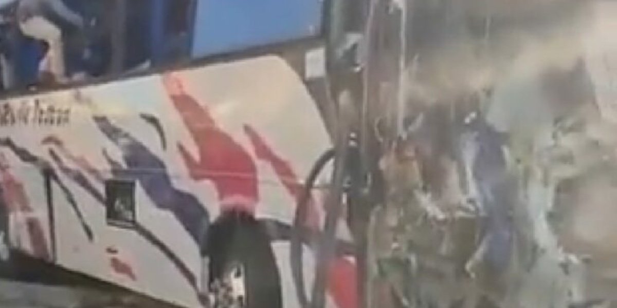 Choca un autobús de pasajeros contra vivienda en Edomex; suman 19 muertos y 50 heridos