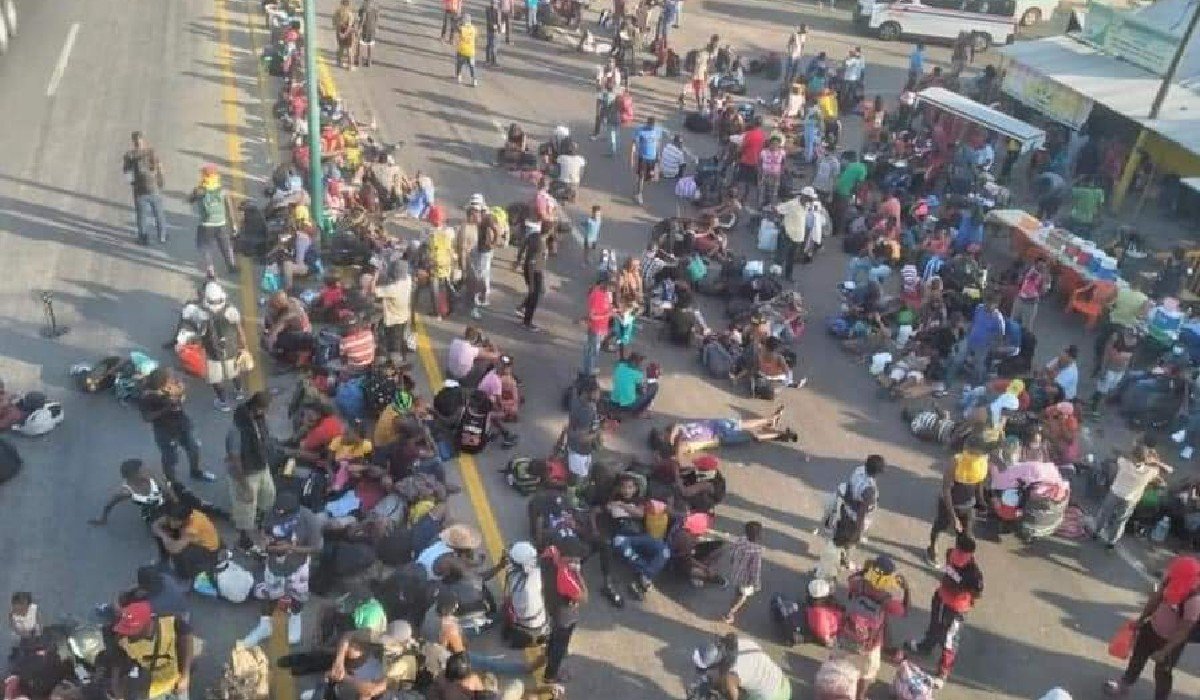 Migrantes bloquean autopista costera entre Chiapas y Guatemala exigiendo al INM agilizar su traslado a otros estados