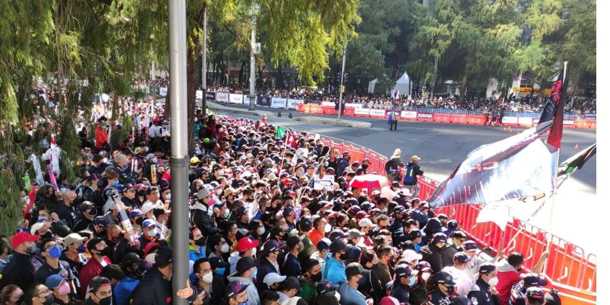 Abarrotan Paseo de la Reforma por exhibición automovilística de la Fórmula 1 del Checo Pérez