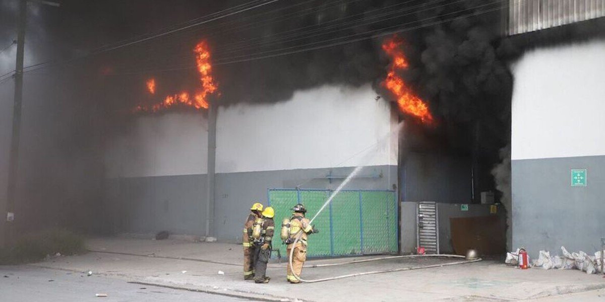 Incendio en empresa de aceites en García, Nuevo León deja un lesionado