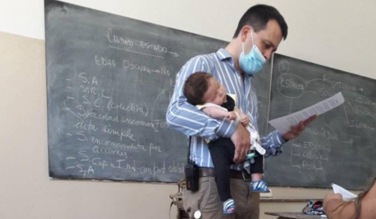 Maestro se vuelve viral al cargar al bebé de su alumna para que tome clase