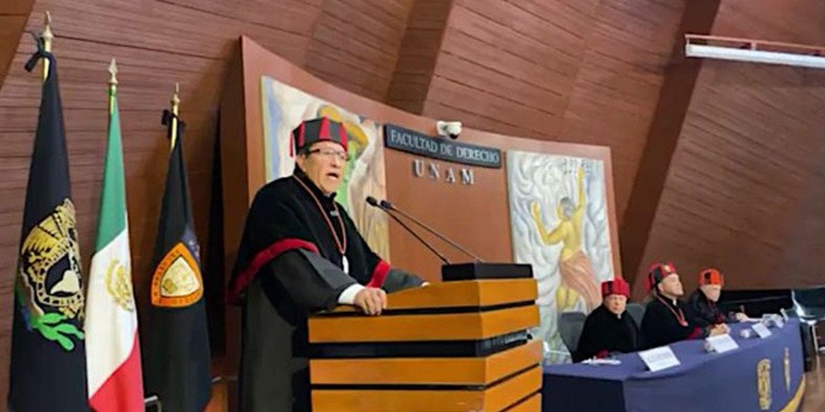 Monreal festeja en la Facultad de Derecho de la UNAM la llegada de nuevos integrantes del Claustro de Doctores