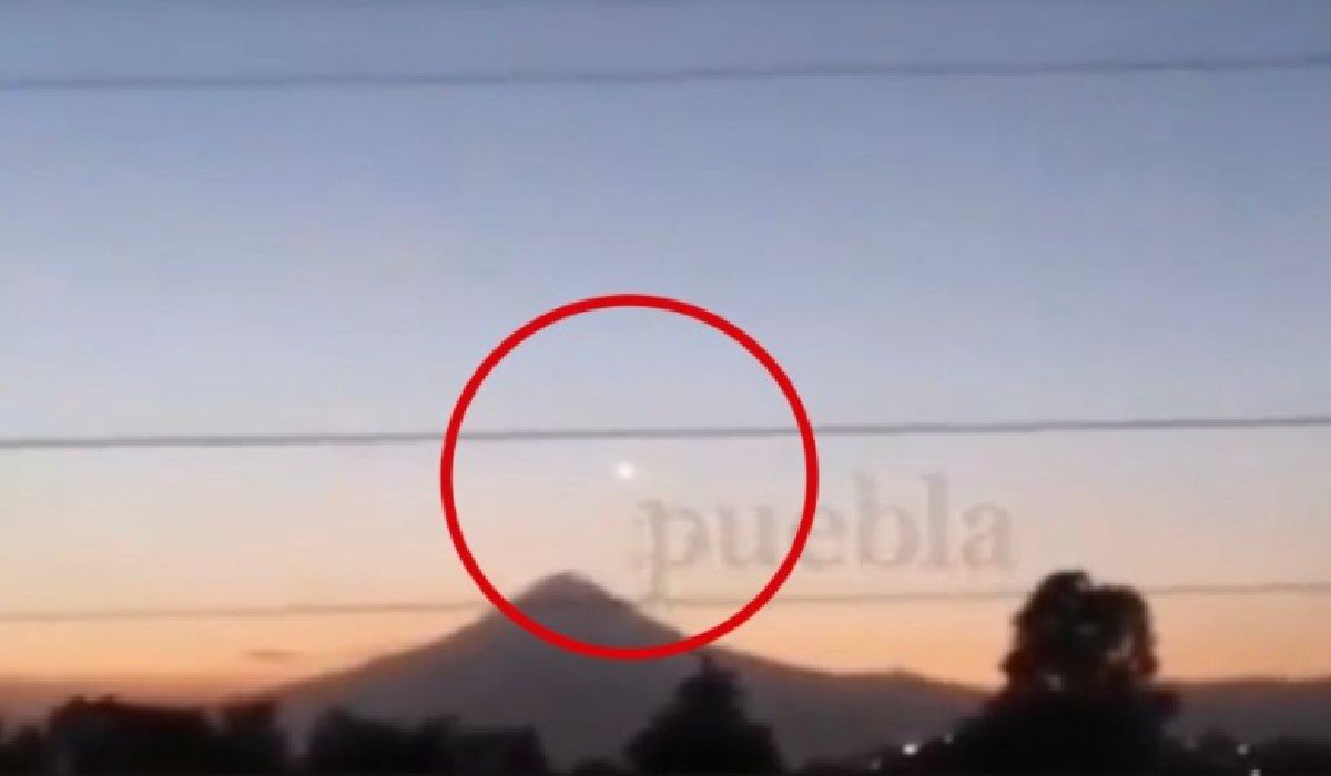 Captan supuesto OVNI saliendo de cráter del Popocatépetl (Video)