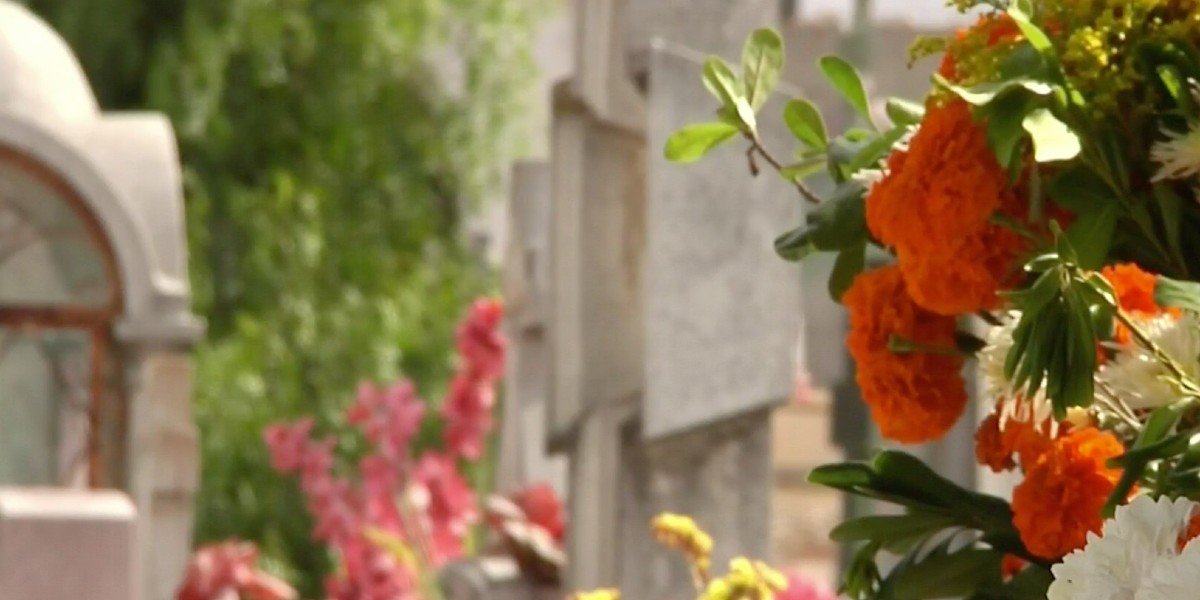 Familias visitan a sus muertos en los panteones de Tijuana