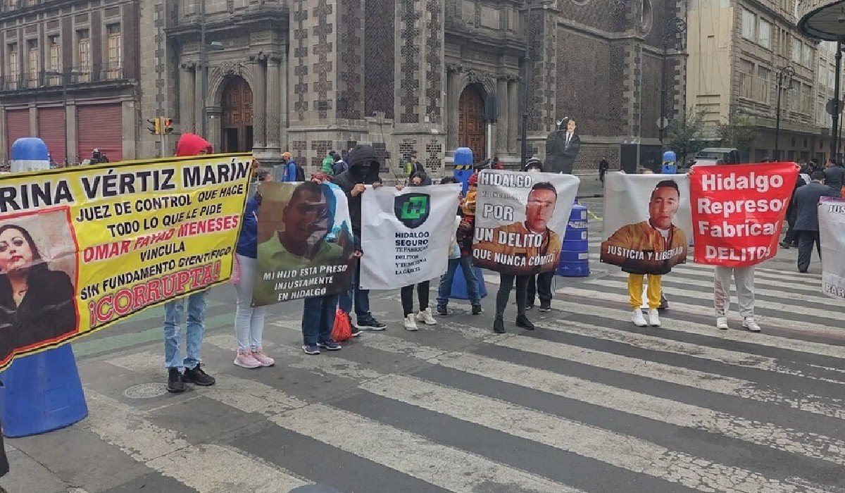 Protestan familiares de presos enfermos del penal de Pachuca en inmediaciones de la SCJN en CDMX