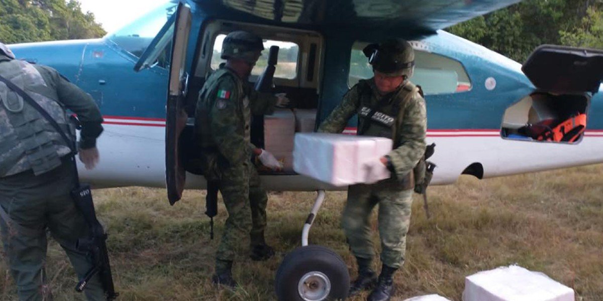 Ejército intercepta avioneta con 400 kilos de cocaína en Oaxaca