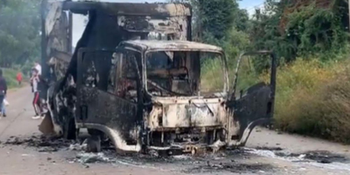Purépechas incendian vehículos y bloquean vías en Tangamandapio por asesinato de 11 indígenas
