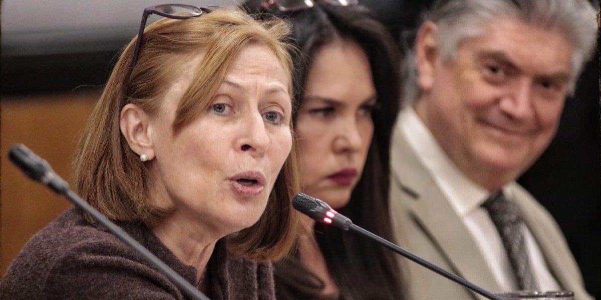 Reclaman diputados a Tatiana Clouthier que no defendió recursos para Economía; ella asegura que ni con su marido hace cabildeos
