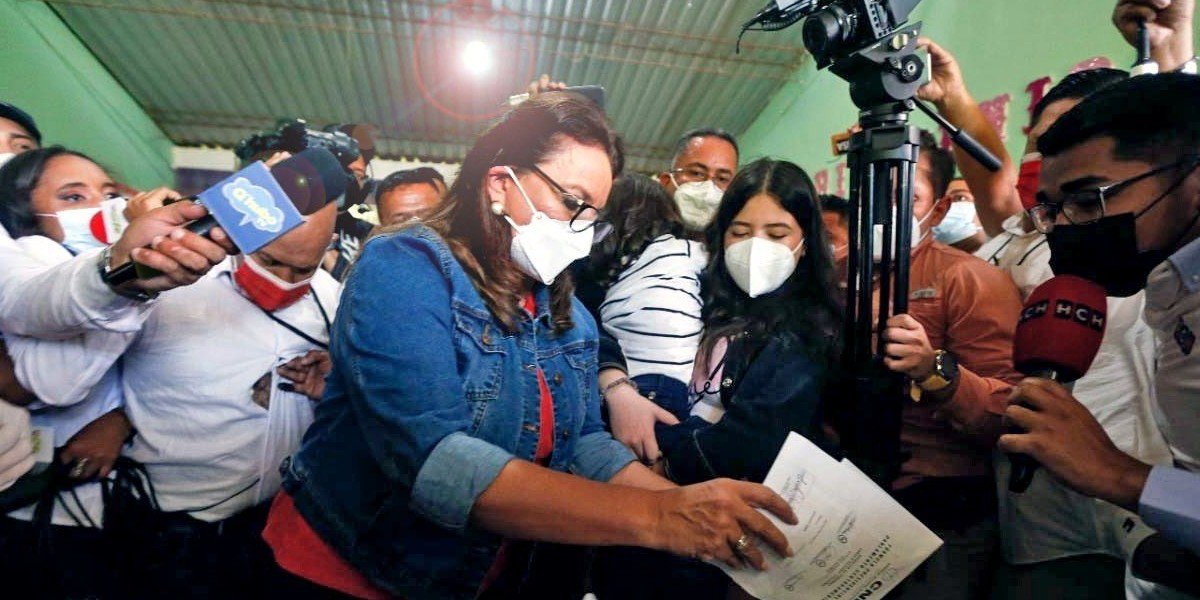 Xiomara Castro encabeza primeros resultados en elecciones de Honduras
